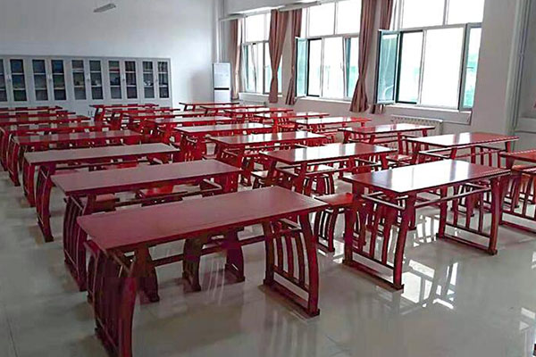 學(xué)校家具定制廠家一般會(huì)生產(chǎn)什么樣的課桌椅